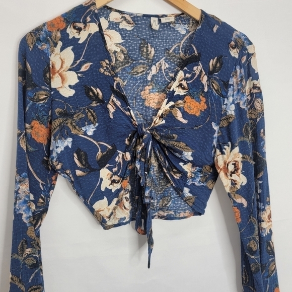 𝅺SKY and Sparrow Floral Front Tie Crop Long Sleeve - Picture 5 of 14